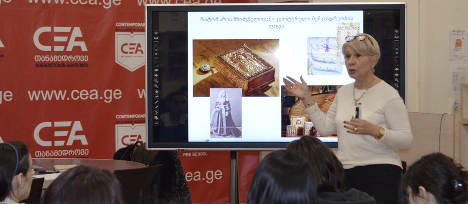 ხელნაწერი ეროვნული ცენტრის წარმომადგენელი CEA-ს უფროსკლასელებს შეხვდა