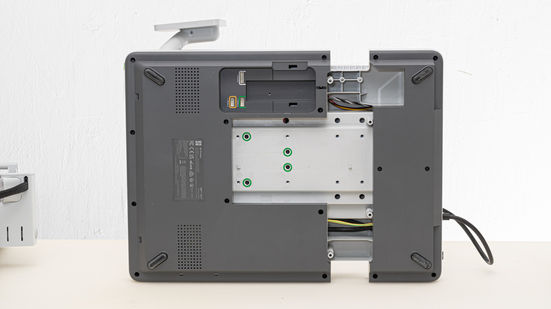 Chassis von unten. Die grünen Kreise markieren, welche Schrauben gelöst werden müssen, um das Druckbett zulösen.
