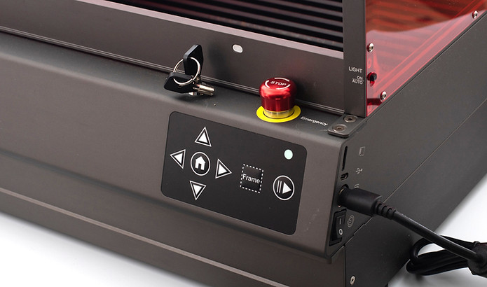 Creality Falcon 2 Pro 40 Watt Genau wie sein Vorgänger Falcon 2 bietet die Pro-Version Notstopp-Button, Sicherheitsschlüssel und lässt sich bequem direkt vom Laser aussteuern.