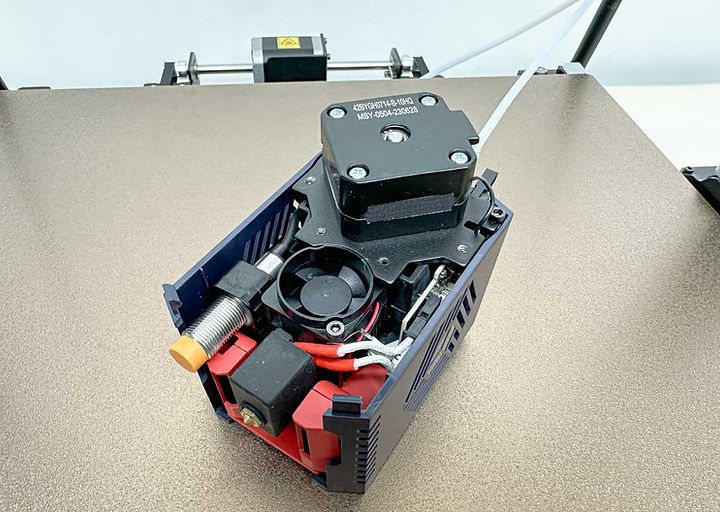 Einblick in den Druckkopf - Links: die gelbe LeviQ-Sonde Mittig: Lesitungsstarkes Hotend umringt von der roten doppelseitigen Lüftungskanälen  ​  ​  ​  ​​