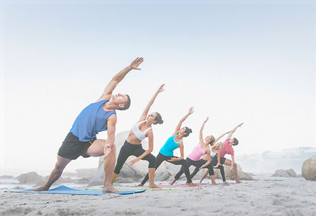Yoga de plage en groupe