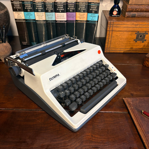 Hebrew Typewriter 1976 Olympia SM8 in as-new condition | Acme Type