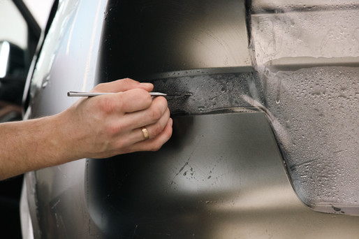 Plēves ielocīšana un rūpīga apgriešana ir pamats augstas kvalitātes stila maiņai uz satīnu