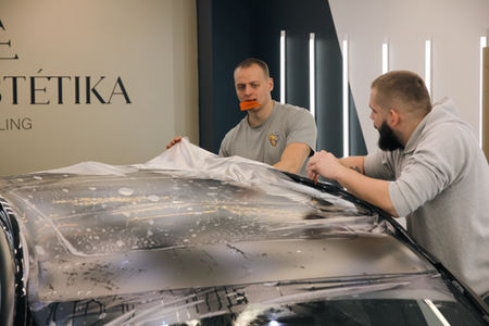 Установка защитной плёнки - точный процесс и командная работа