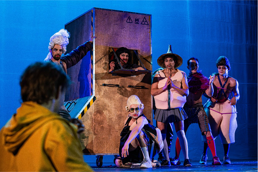 Crowd scene from Rosencrantz and Guildenstern Are Dead, nominated for the Icarus Award 2026 for Best Director and Set Design. Photo: Stefan Zdraveski.