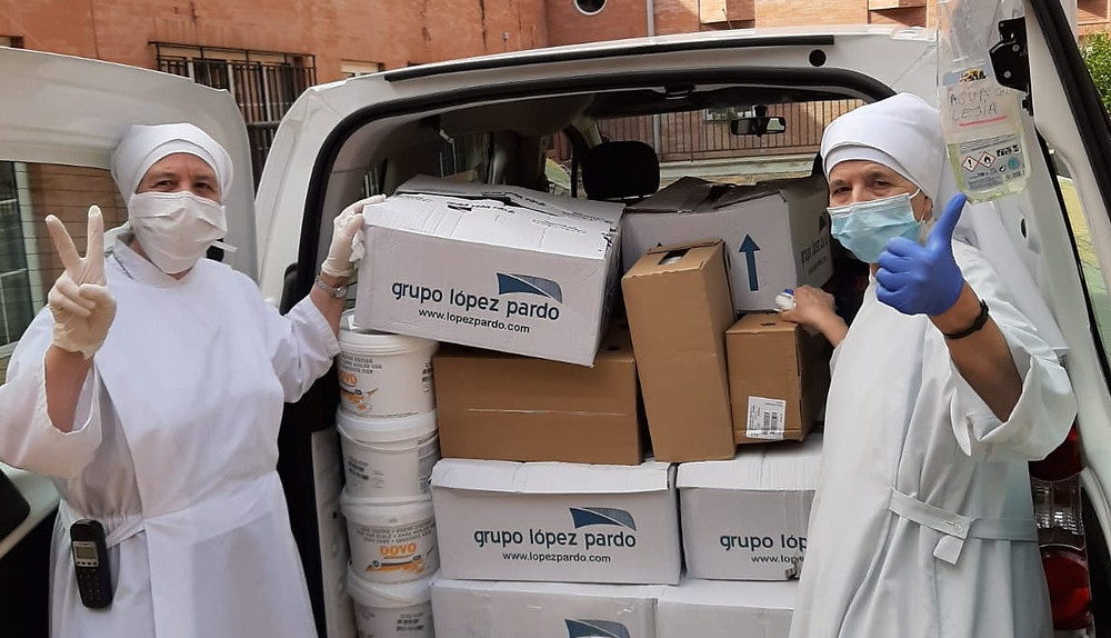 Momento en el que el la donación por parte de Grupo López Pardo llega al Asilo de las Hermanitas de los Pobres
