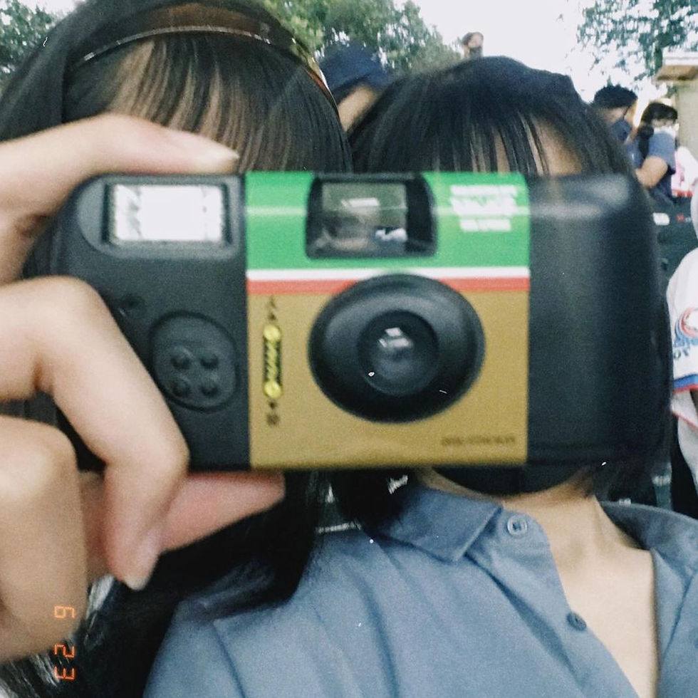 写ルンですで顔を隠して自撮りをする2人の女性