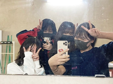 【鏡越し】みんなで撮るときに気をつけたい！集合写真のポイントを解説♡