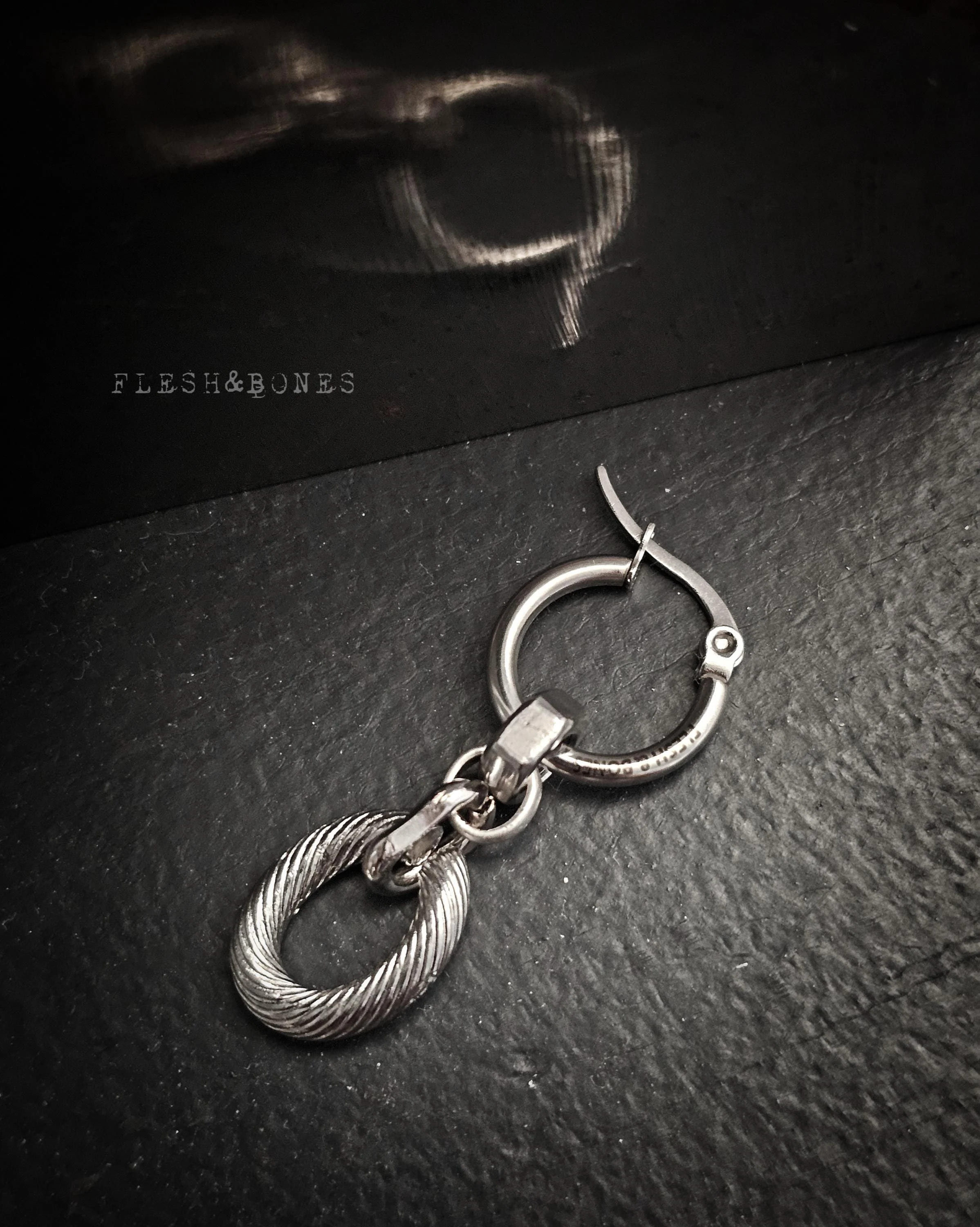 INSTINCT mono-earring