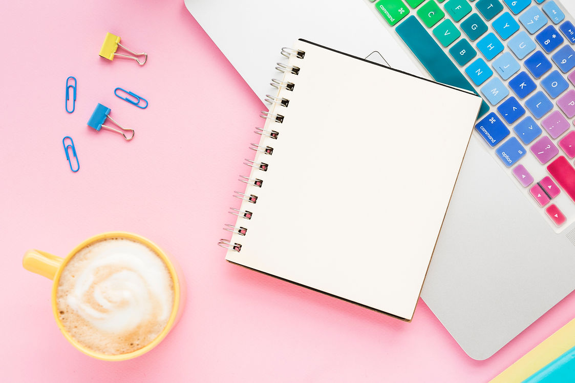 Notizblock Kaffee und Laptop