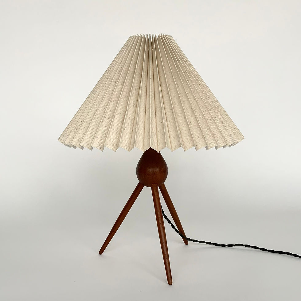 Miniaturebillede: Klipsskærm: sandfarvet linned, plisseret lampeskærm, to modeller.