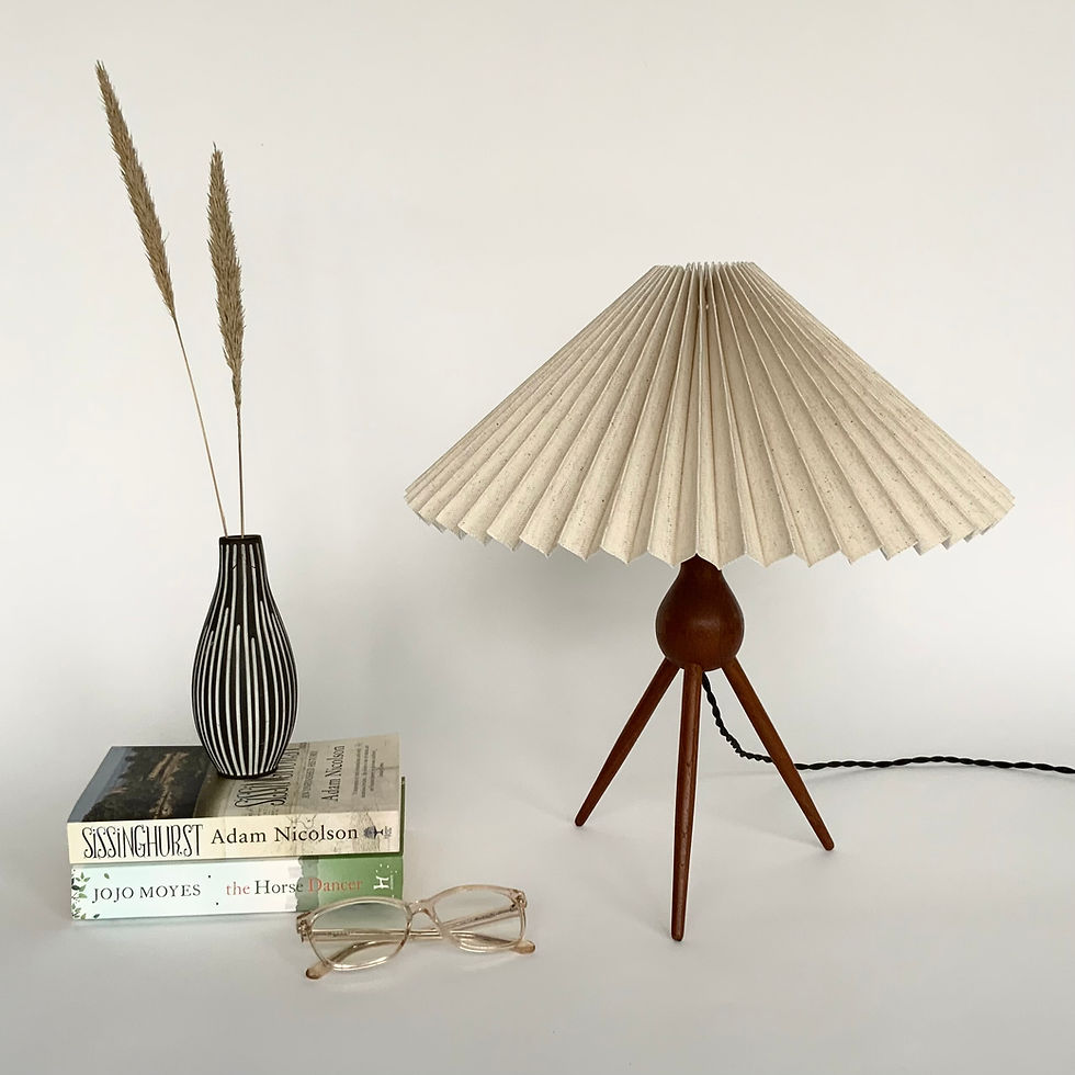 Miniaturebillede: Klipsskærm: sandfarvet linned, plisseret lampeskærm, to modeller.