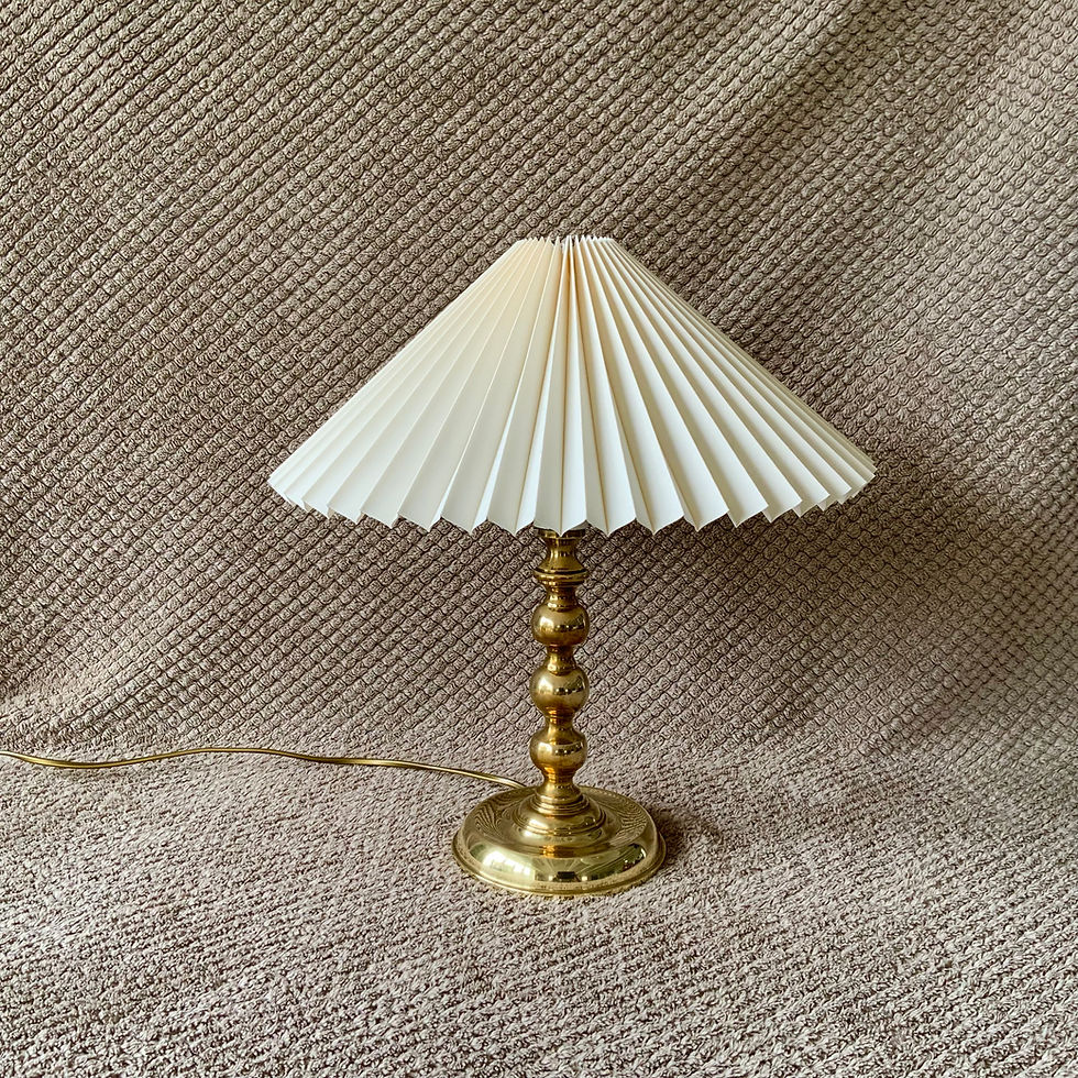 Miniaturebillede: Klipsskærm: Cremefarvet linned, plisseret lampeskærm, fås i to modeller, til bord