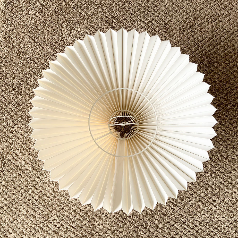 Miniaturebillede: Klipsskærm: Cremefarvet linned, plisseret lampeskærm, fås i to modeller, til bord