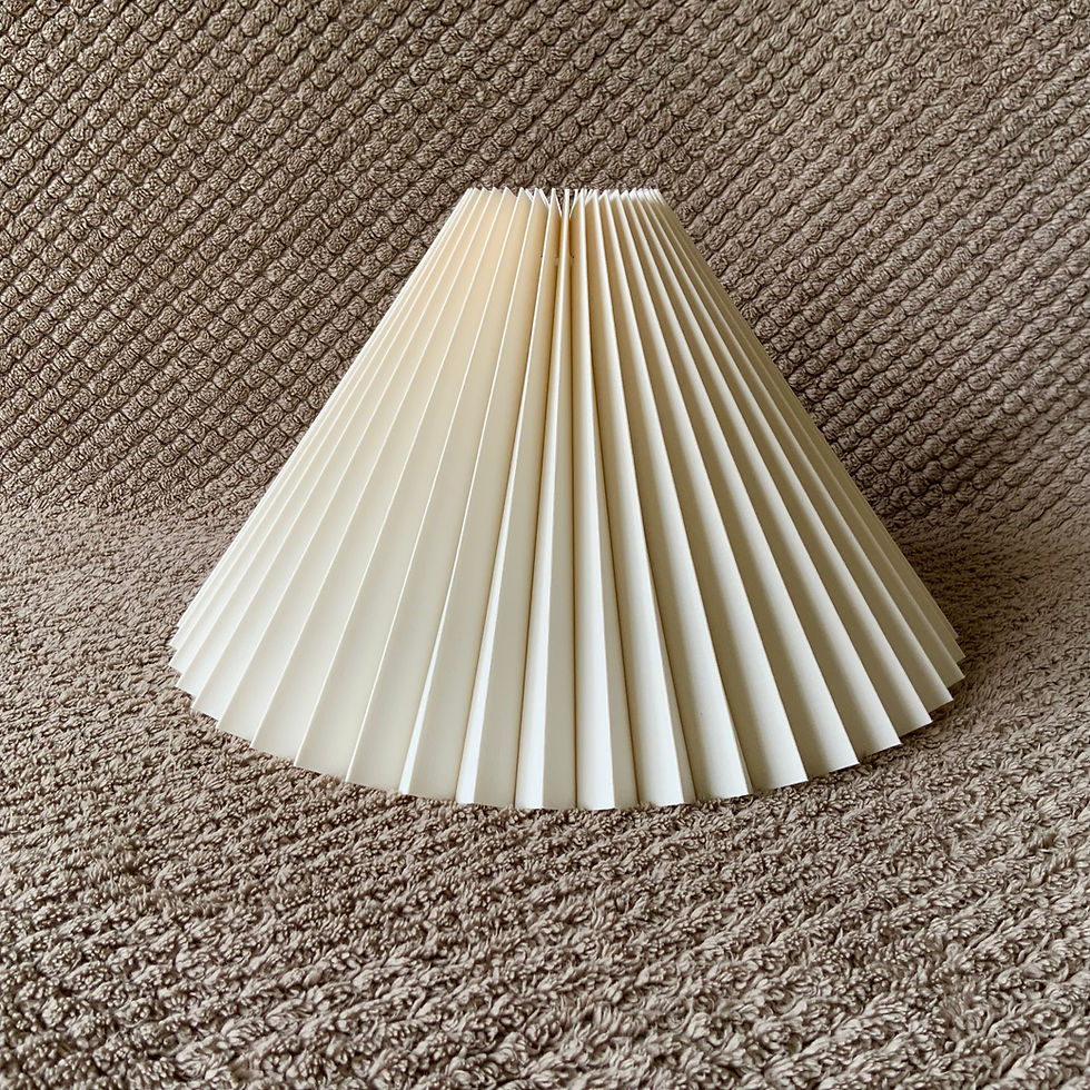 Miniaturebillede: Klipsskærm: Cremefarvet linned, plisseret lampeskærm, fås i to modeller, til bord