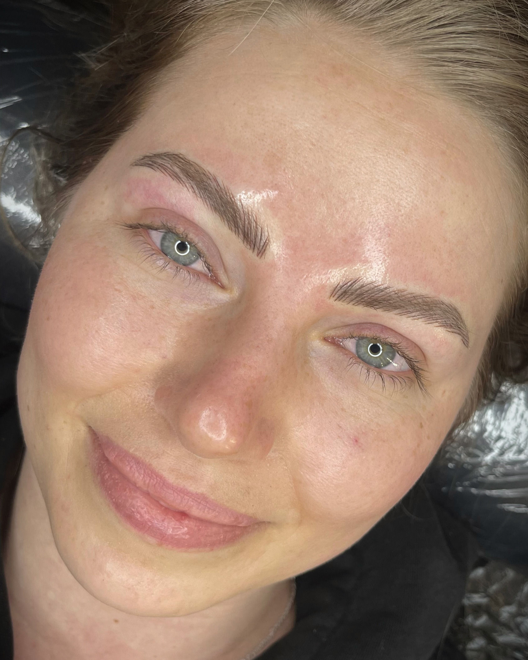 Frauengesicht nach Microblading