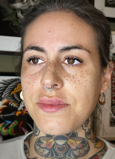Frau mit Faux Freckles und Nasenpiercing