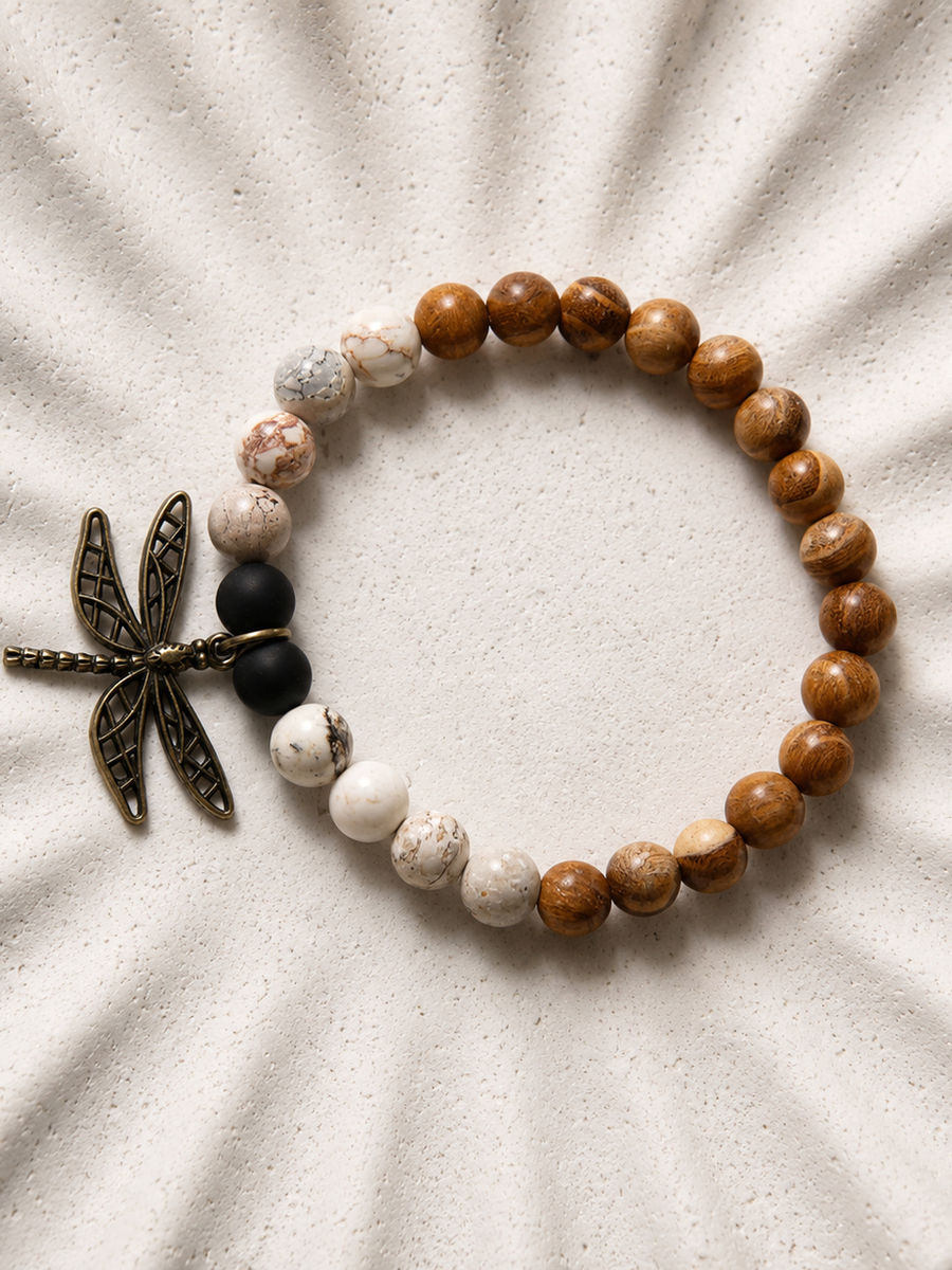 Bracelet en agate noire, magnésite et bois, avec breloque libellule