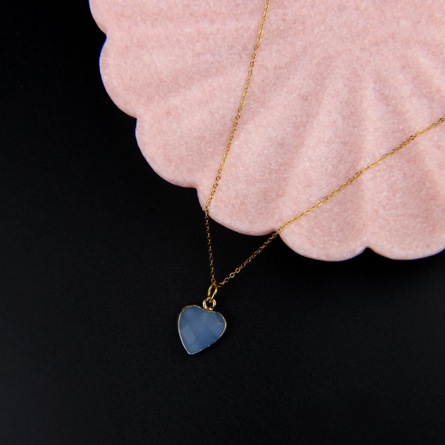 Collier avec chaîne en acier inoxydable doré et pendentif en jade blanc teint bleuet