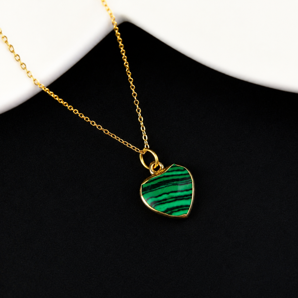 Détail du pendentif en malachite reconstituée sur chaîne dorée en acier inoxydable
