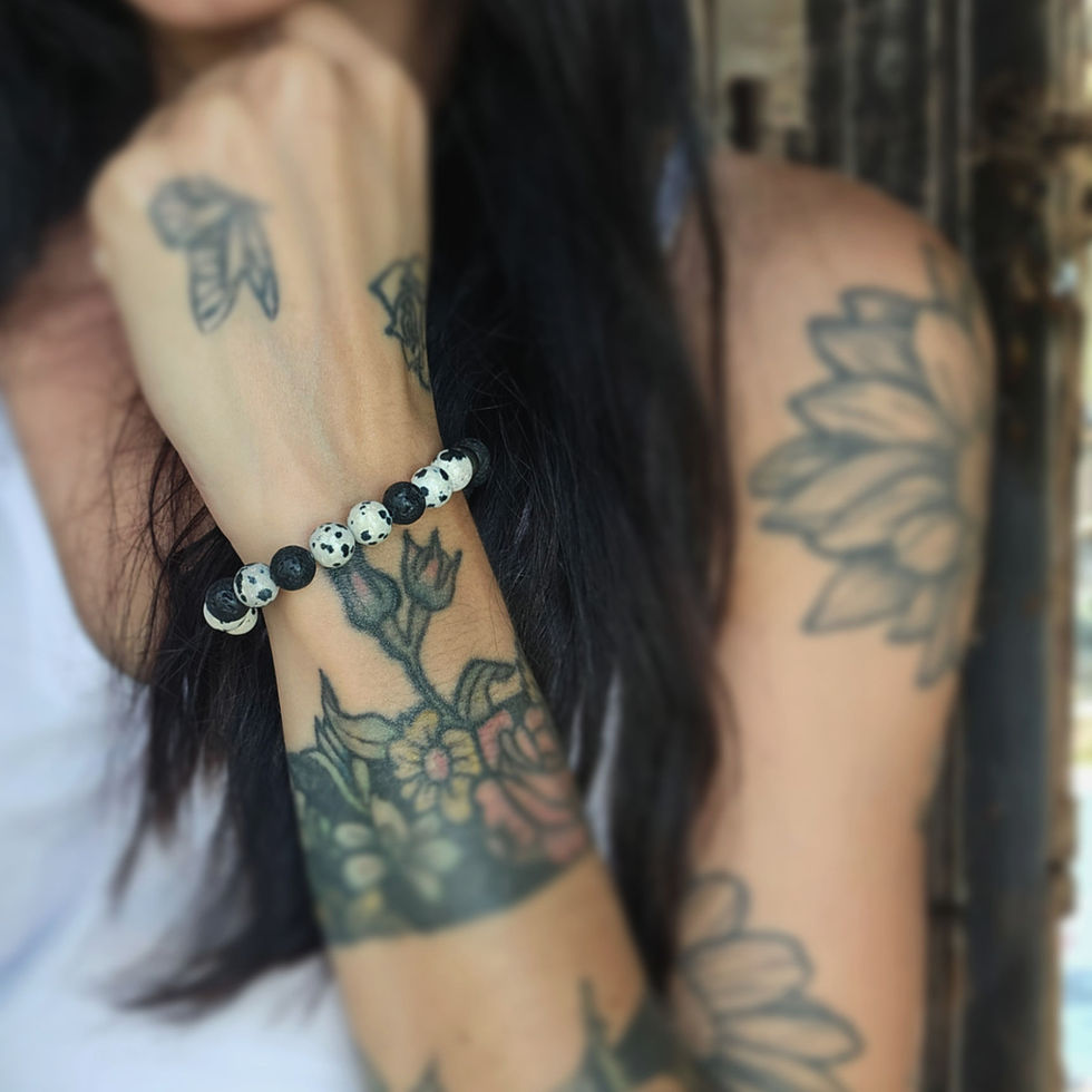 Bracelet en jaspe dalmatien et lave noire, création artisanale bien-être