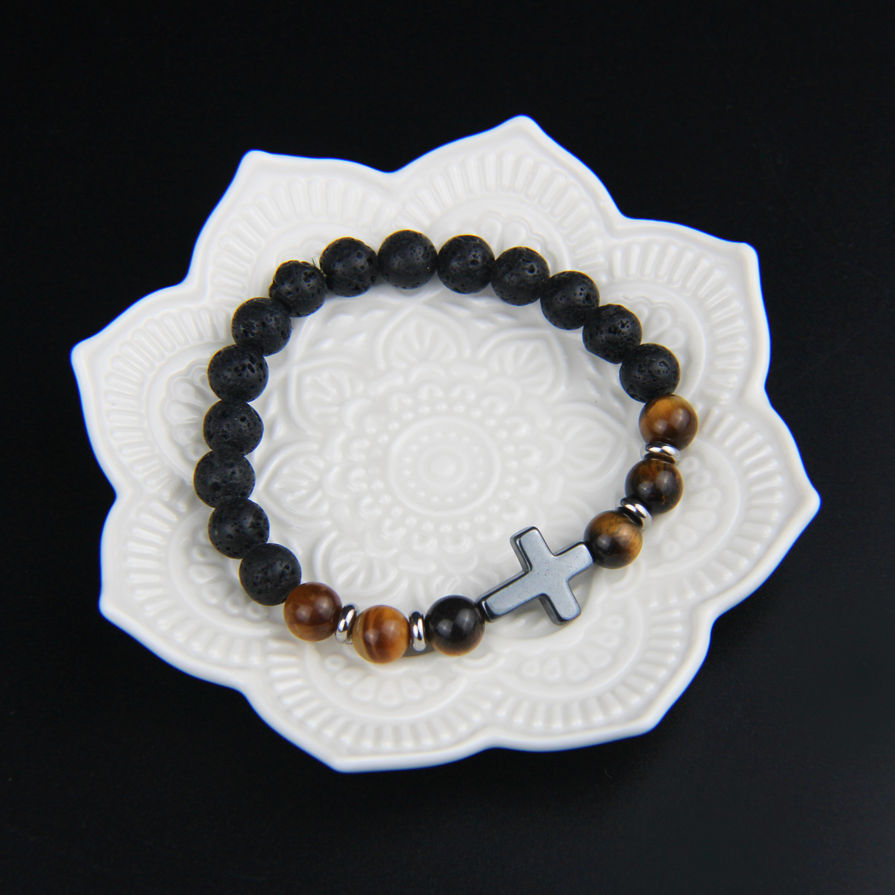 Détail d’un bracelet en lave noire et œil de tigre naturels
