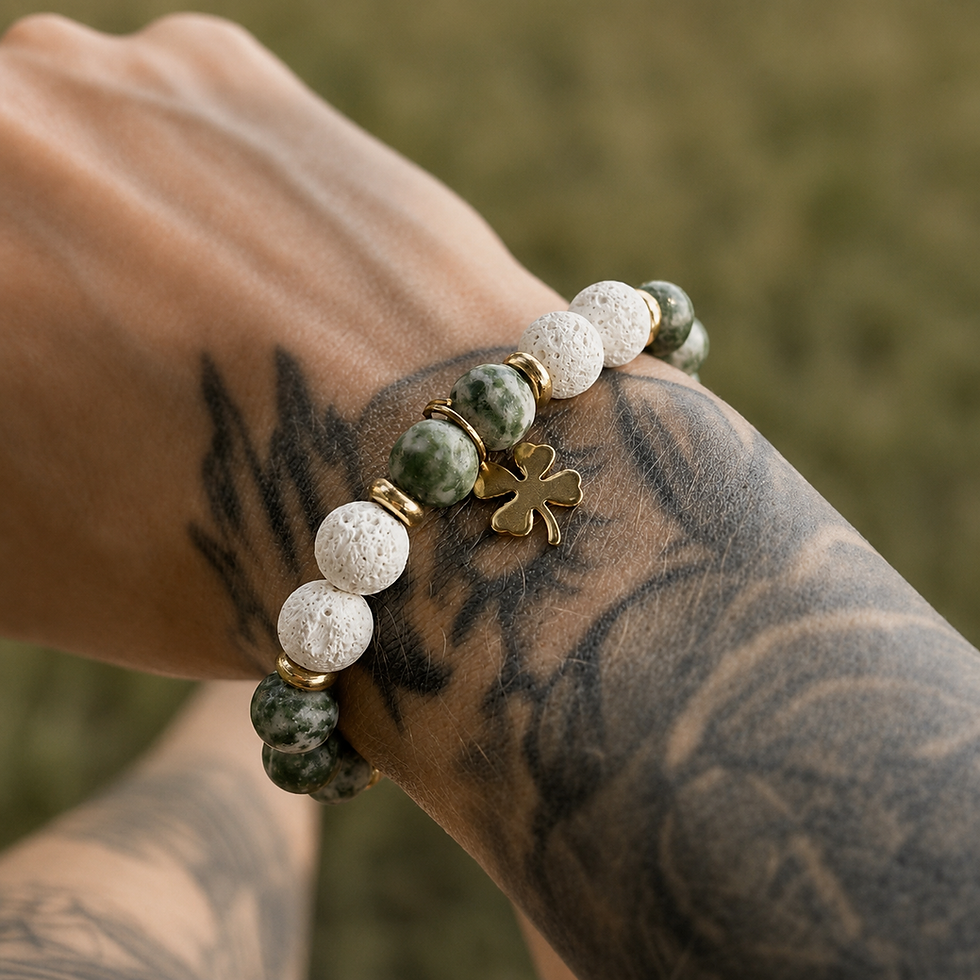 Bracelet en jaspe vert et lave blanche, création artisanale avec éléments dorés