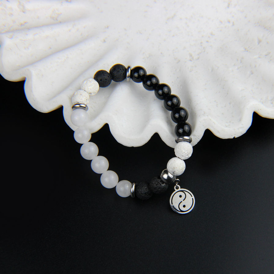 Symbole yin yang en acier inoxydable sur bracelet en pierres naturelles