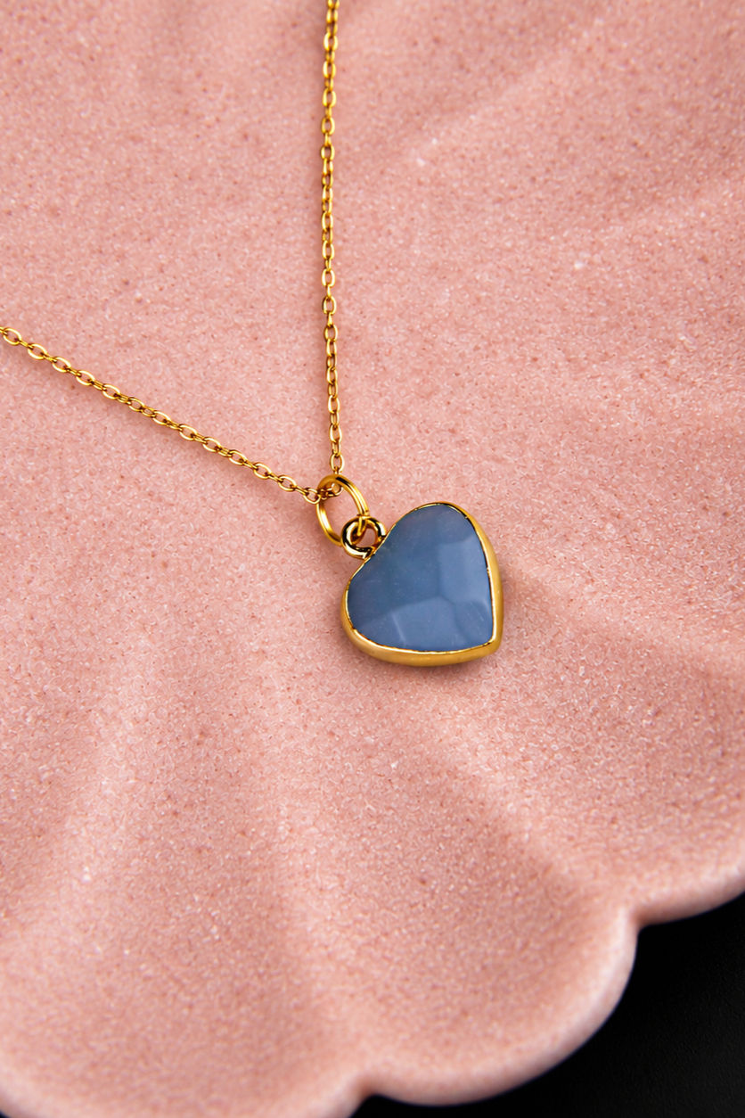 Collier avec chaîne en acier inoxydable doré et pendentif en jade blanc teint bleuet