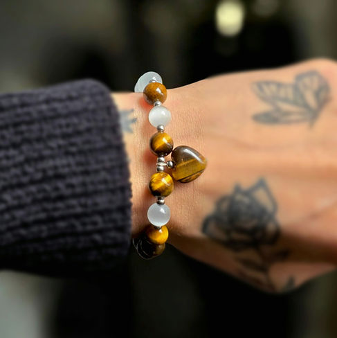 Détail du bracelet Tigraya en œil de tigre et œil de chat naturels