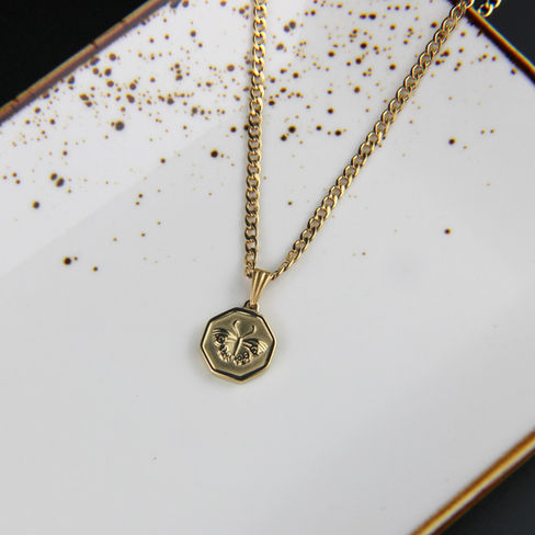Collier en acier inoxydable doré avec pendentif hexagone papillon, création artisanale élégante