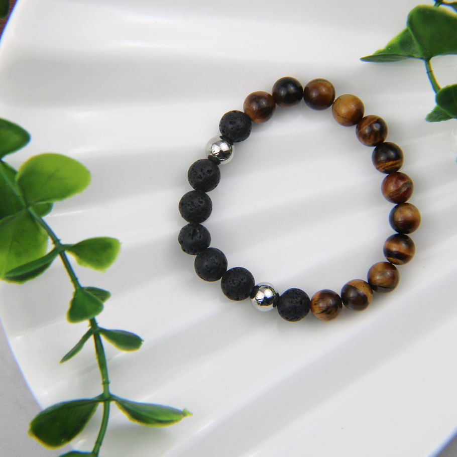 Détail du bracelet Tigraroma en œil de tigre, pierre de lave noire et perle en acier inoxydable