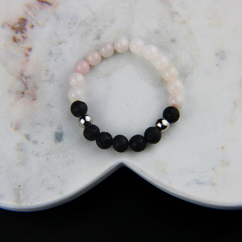 Bracelet en quartz rose et lave noire, création artisanale bien-être