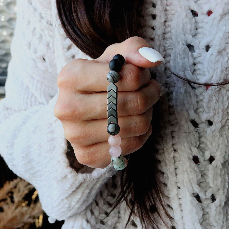 Bracelet en pierres naturelles quartz rose, jaspe kiwi, netstone et agate noire