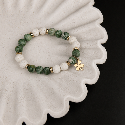 Bracelet en jaspe vert et lave blanche, création artisanale avec éléments dorés