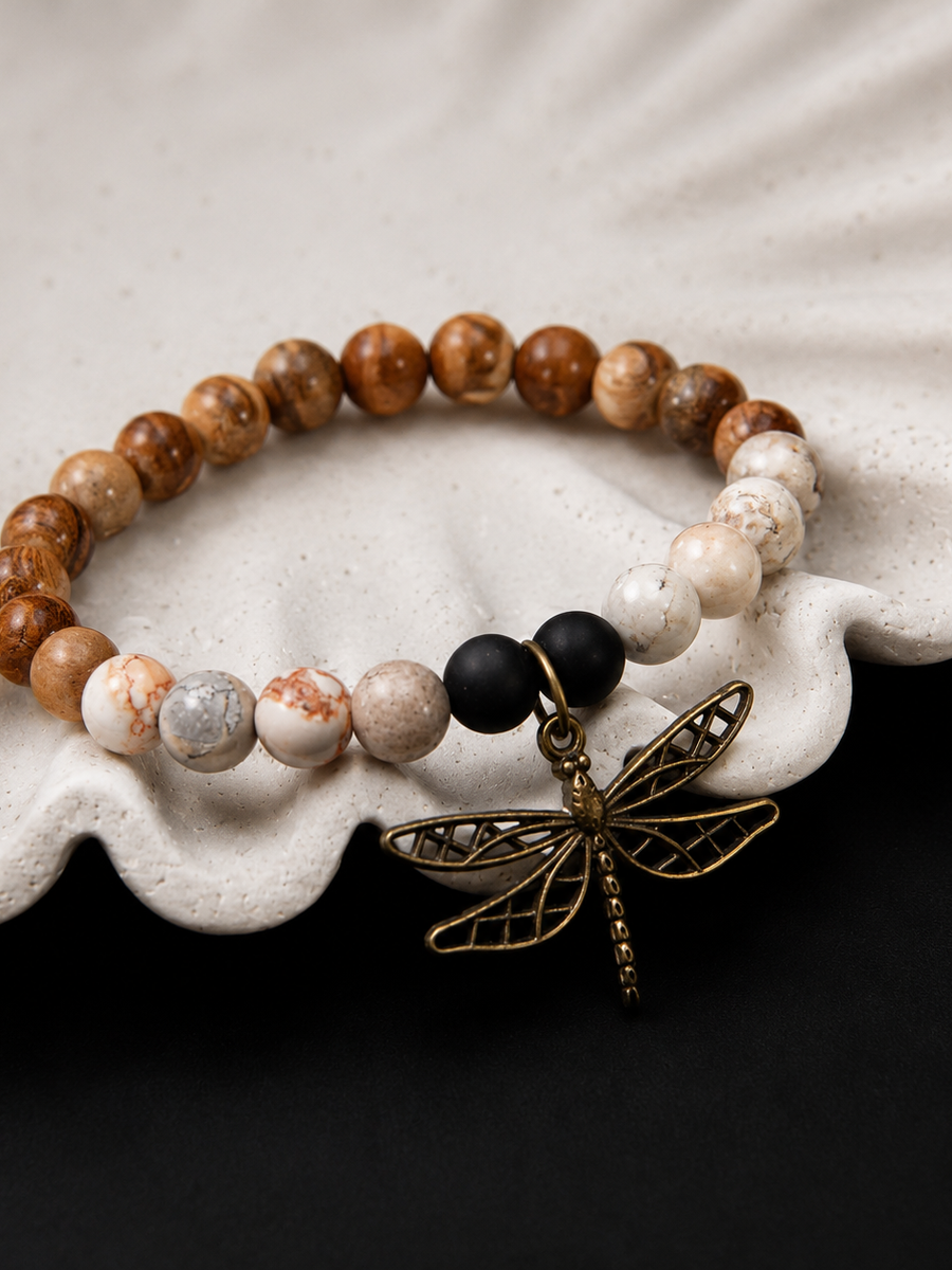 Bracelet en agate noire, magnésite et bois, avec breloque libellule