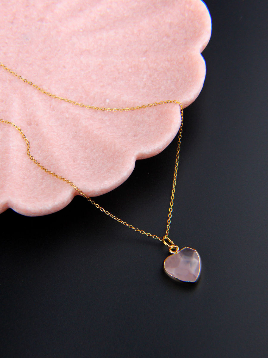 Collier avec chaîne en acier inoxydable doré et pendentif en quartz rose