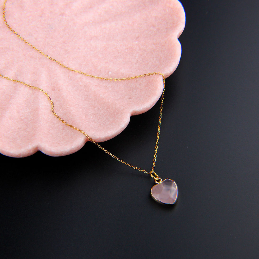 Collier avec chaîne en acier inoxydable doré et pendentif en quartz rose