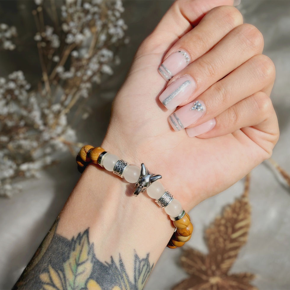 Détail d’un bracelet en quartz et bois lustré, éléphant en acier inoxydable