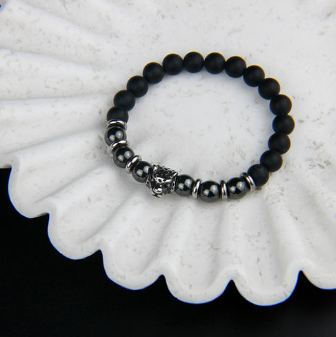 Détail d’un bracelet en agate noire mate et hématite magnétique Grade A