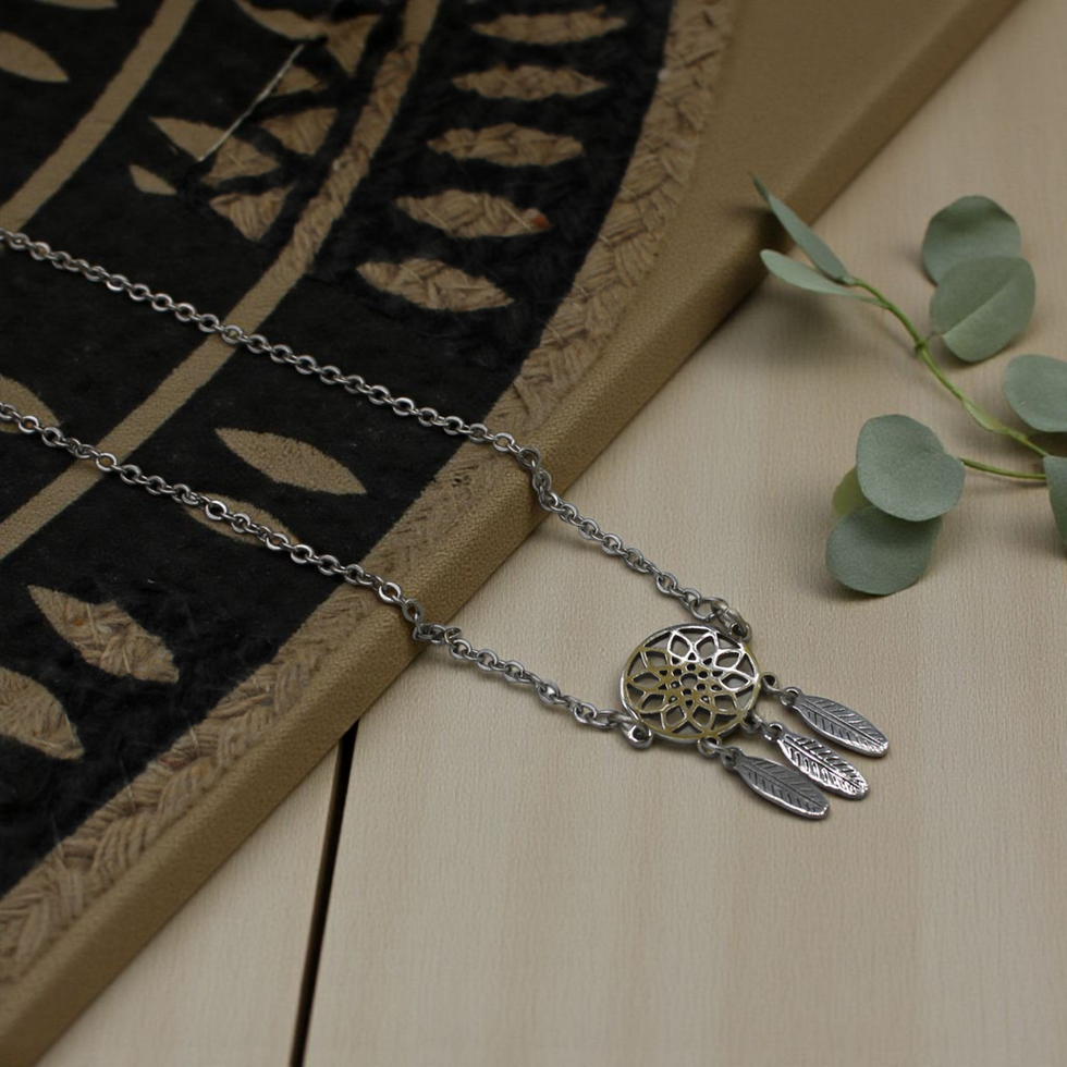 Pendentif attrape-rêve argenté avec plumes – collier spirituel Signé Delmaire