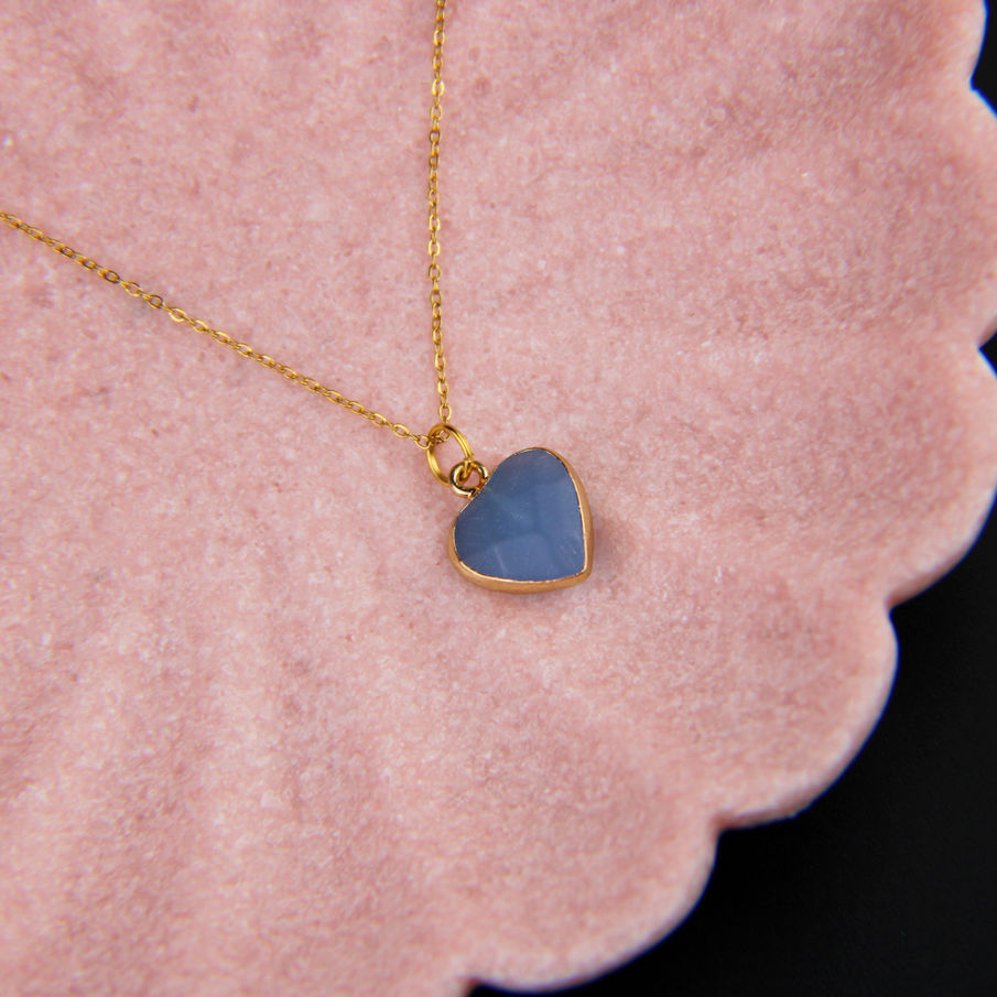 Collier en acier inoxydable or avec pendentif en jade blanc teint bleuet