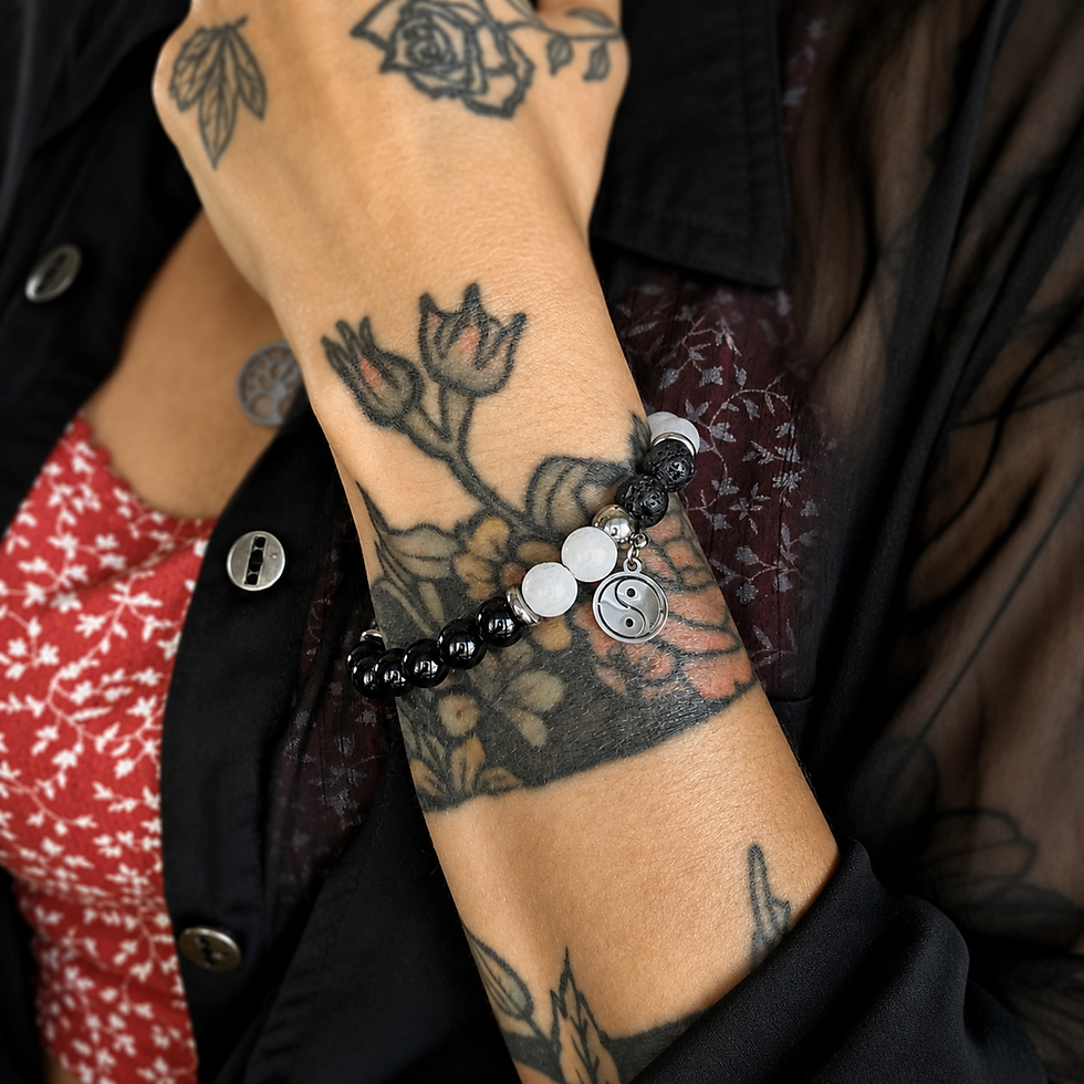Détail d’un bracelet en onyx, pierres de lave blanche et noire, quartz clair naturel
