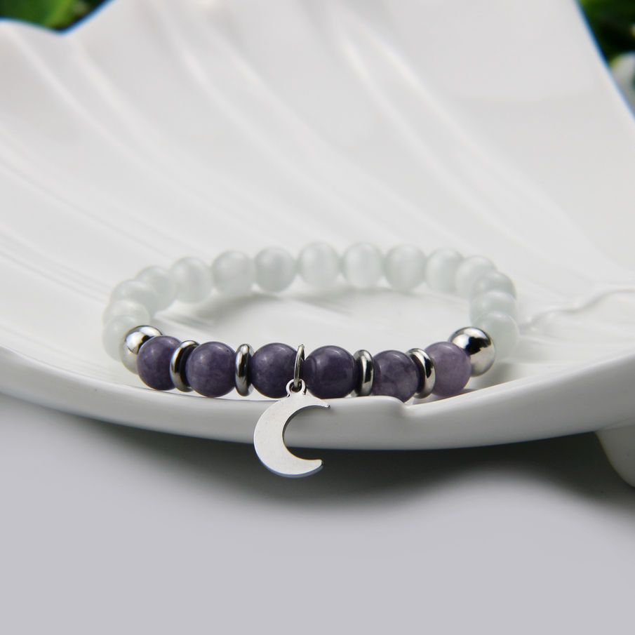 Breloque lune du bracelet Rêve de Nuit, bijou en pierres naturelles