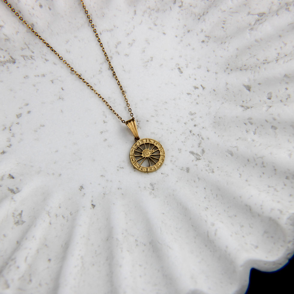 Collier avec chaîne fine en acier inoxydable doré et pendentif roue du destin