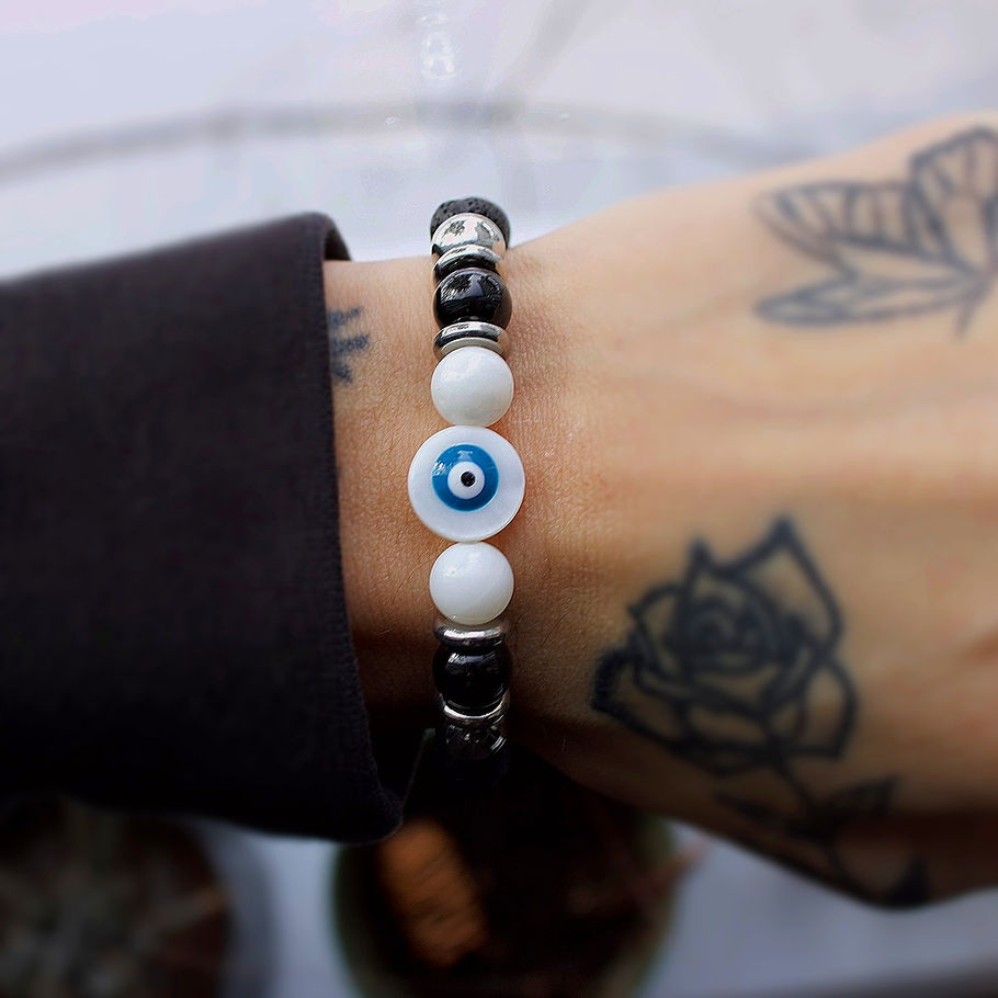 Détail du bracelet Vision Sacrée en onyx, perle de coquillage et lave noire naturelles