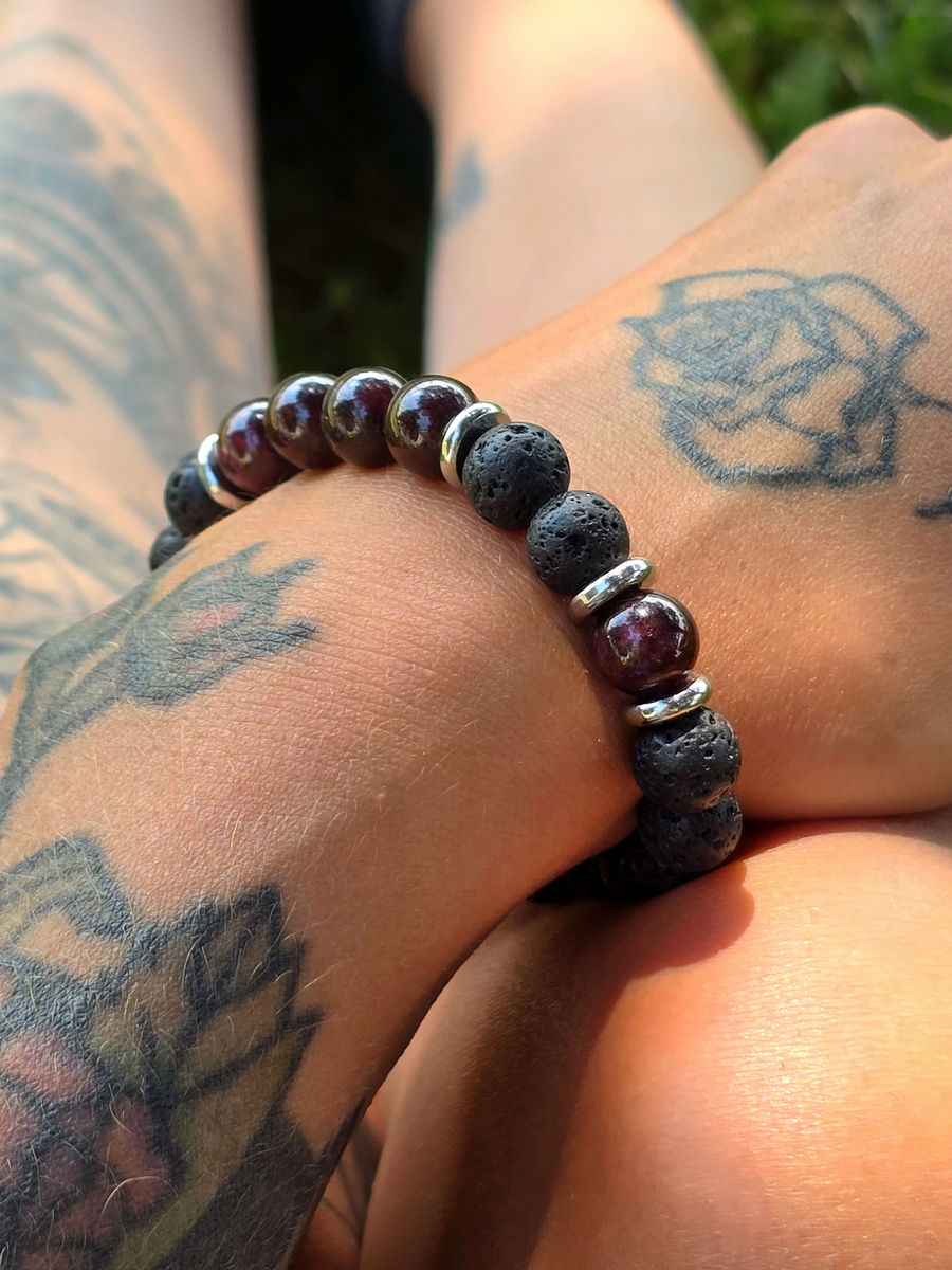 Détail d’un bracelet en grenat naturel et lave noire
