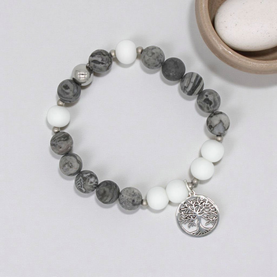 Détail du bracelet Thalya en agate blanche et jaspe naturel, symbole arbre de vie en métal