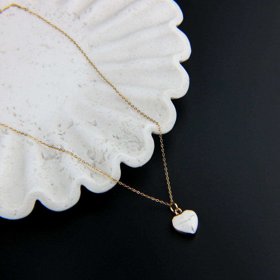 Collier avec chaîne en acier inoxydable doré et pendentif en howlite naturelle