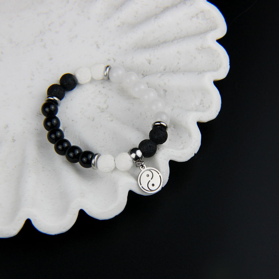 Bracelet en onyx, lave blanche, lave noire et quartz clair, création artisanale bien-être